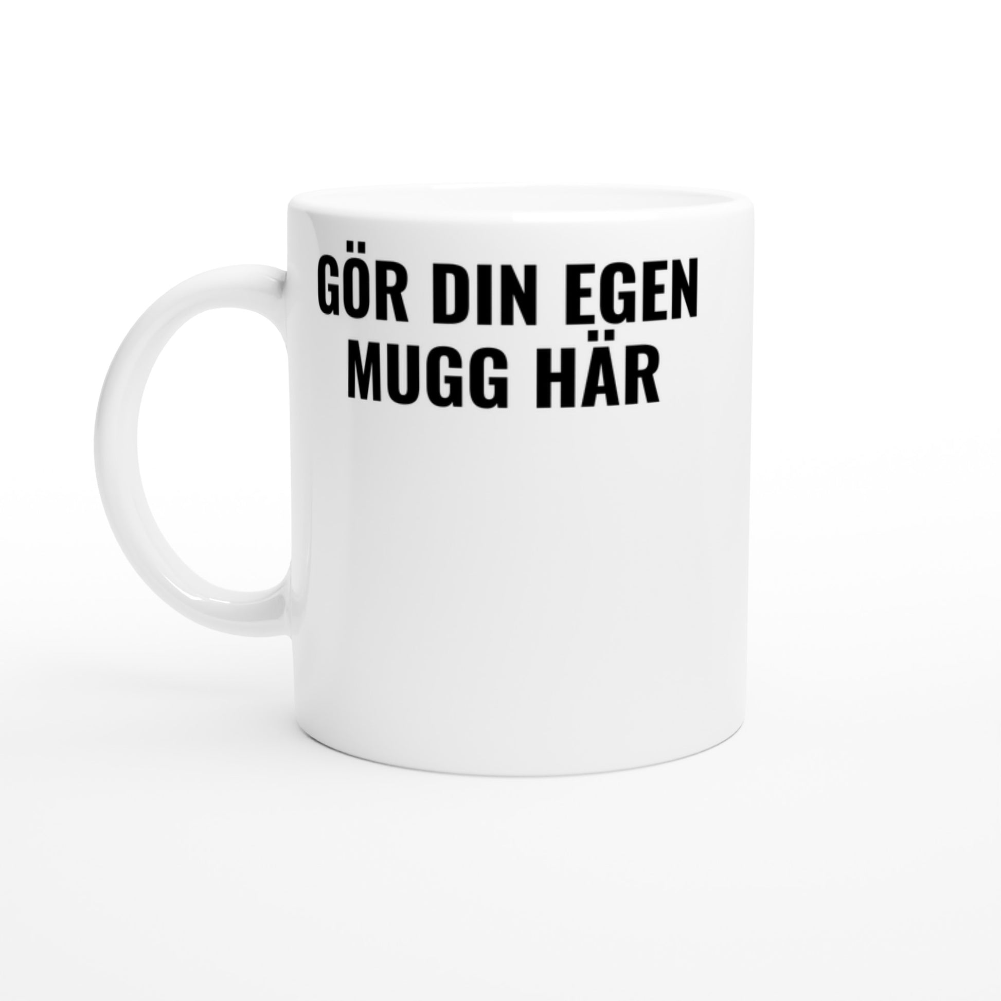 Vit mugg med texten 'Gör din egen mugg här.' Möjlighet att anpassa designen till din egen text och lägga in valfri bild. Gör din egen kaffekopp. Designa din egen mugg med text och bild.