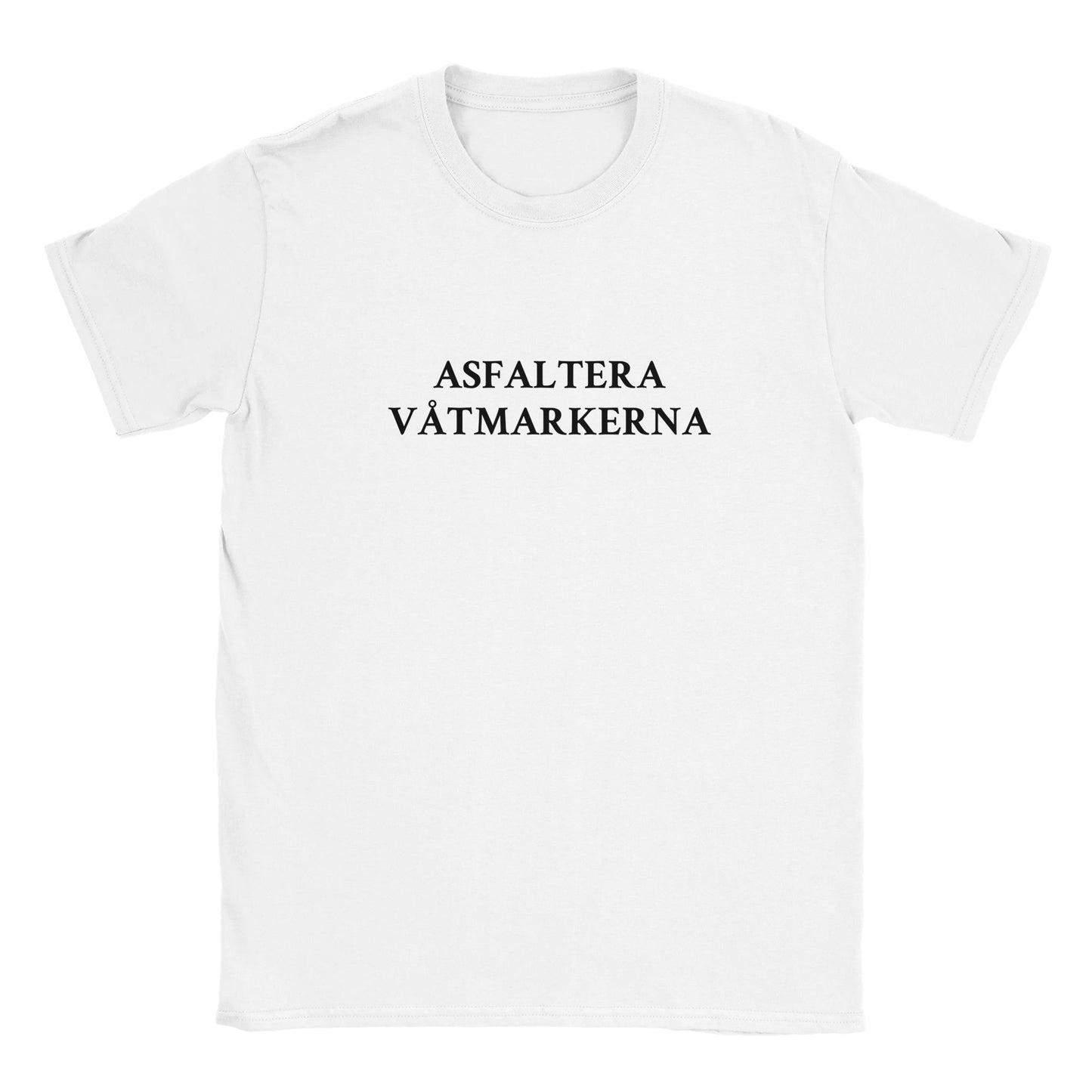 Vit t-shirt med texten Asfaltera Våtmarkerna. Rolig t-shirt med provocerande tryck för herr och dam.