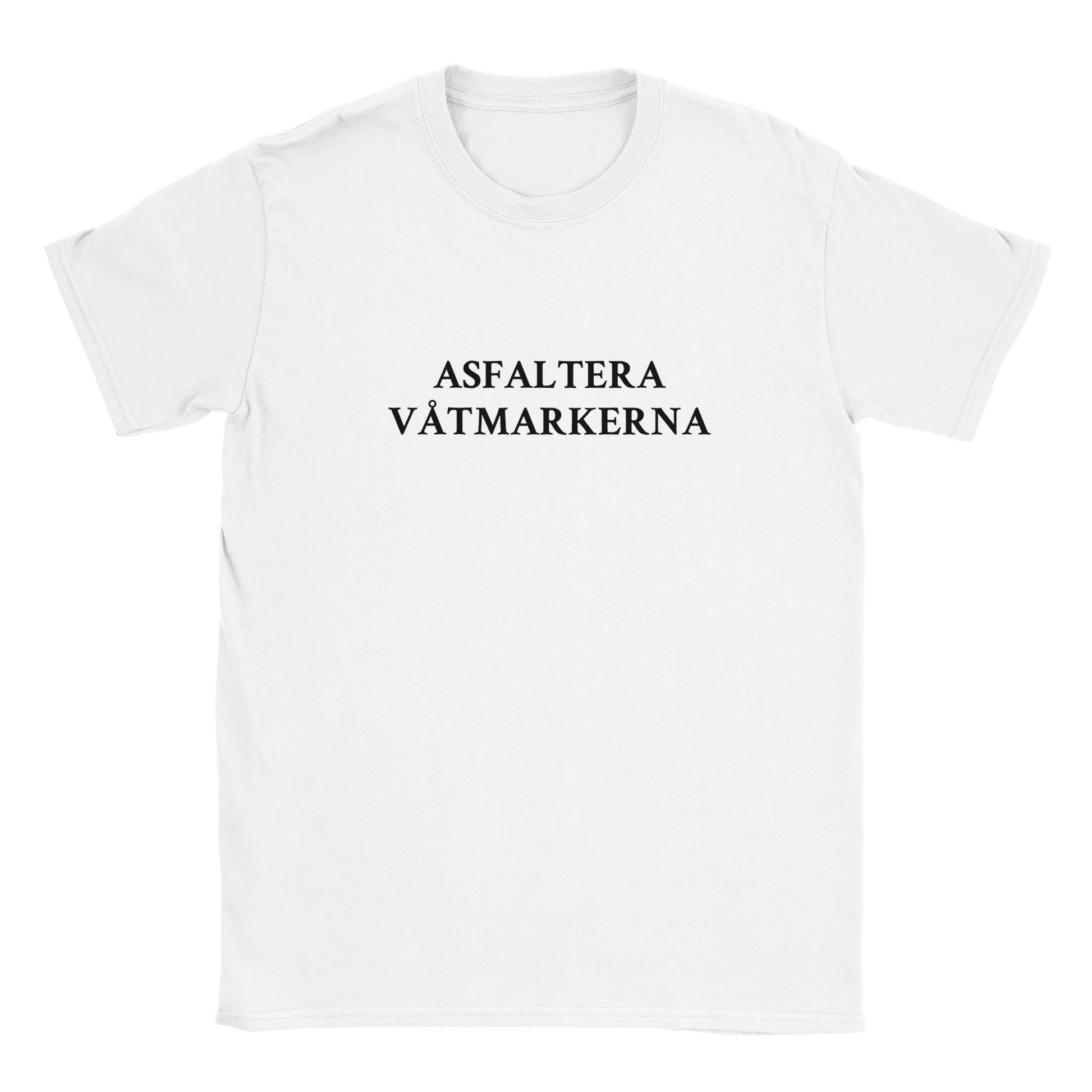 Vit t-shirt med texten Asfaltera Våtmarkerna. Rolig t-shirt med provocerande tryck för herr och dam.