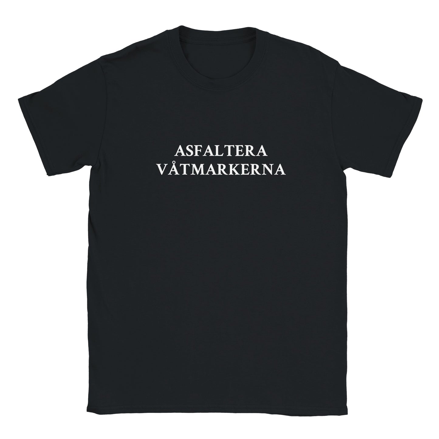 Svart t-shirt med texten Asfaltera Våtmarkerna. Rolig t-shirt med provocerande tryck för herr och dam.
