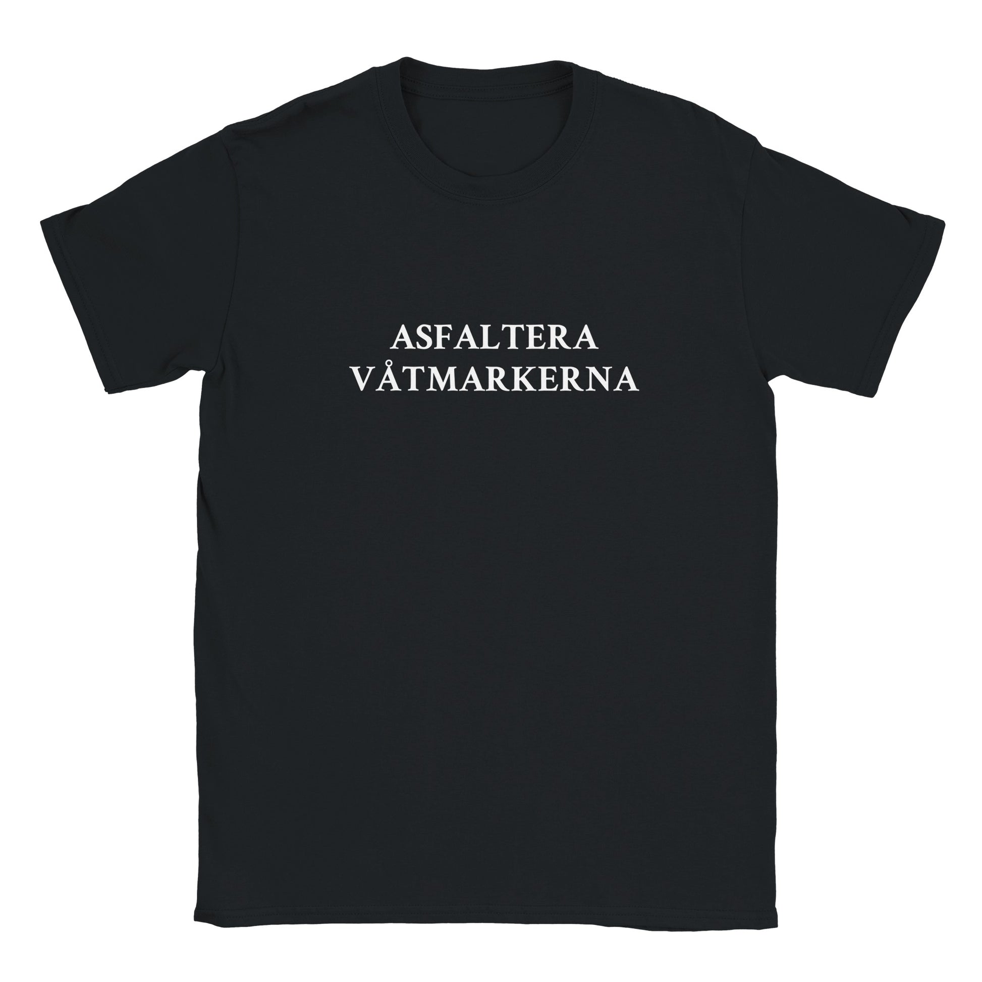 Svart t-shirt med texten Asfaltera Våtmarkerna. Rolig t-shirt med provocerande tryck för herr och dam.