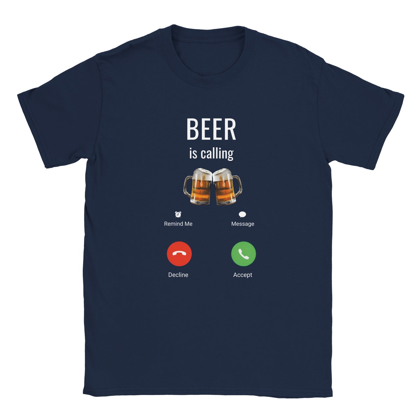 Mörkblå t-shirt med roligt tryck - text 'Beer is calling' med svara/avvisa-ikoner. Perfekt tröja för fest och event för herr och dam.
