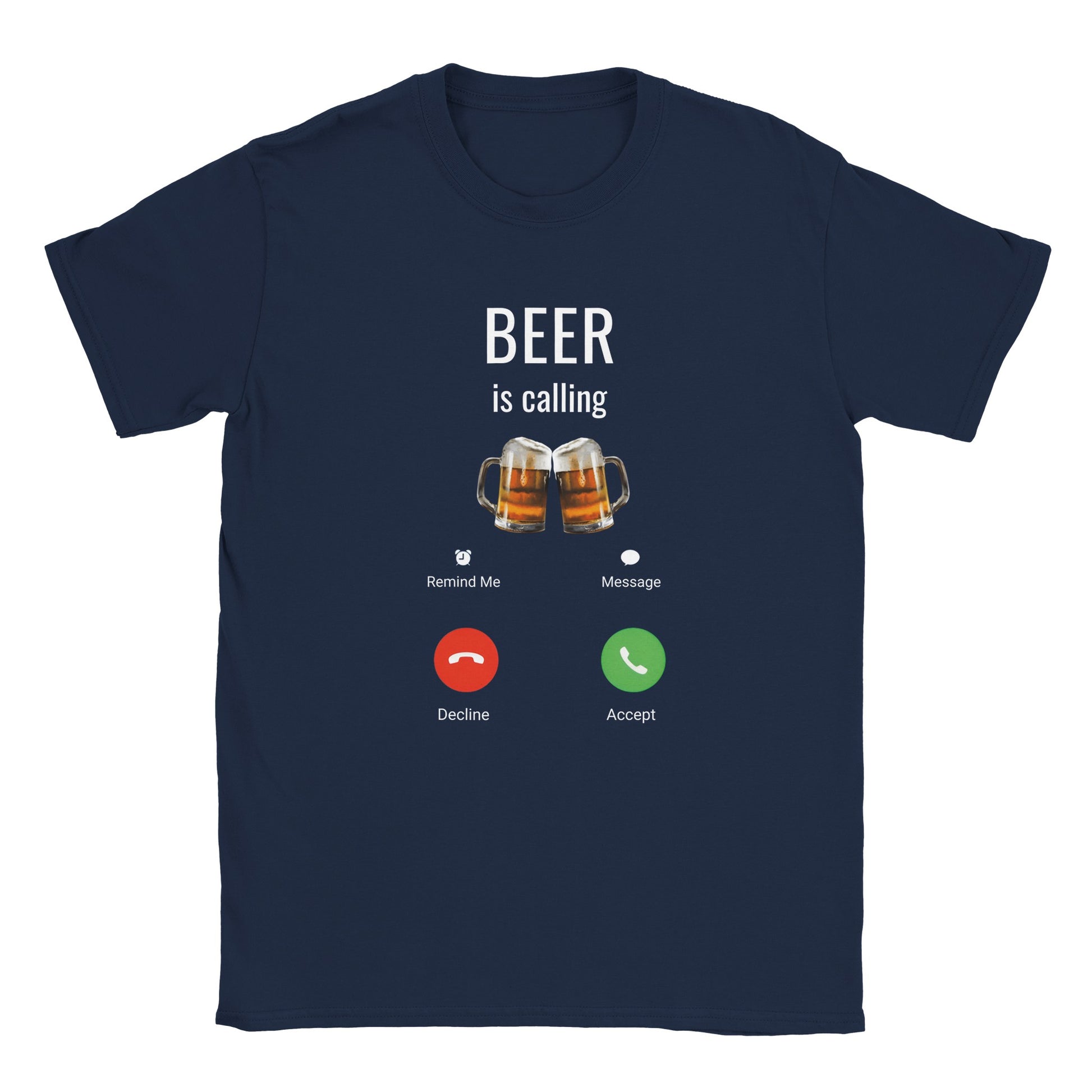 Mörkblå t-shirt med roligt tryck - text 'Beer is calling' med svara/avvisa-ikoner. Perfekt tröja för fest och event för herr och dam.