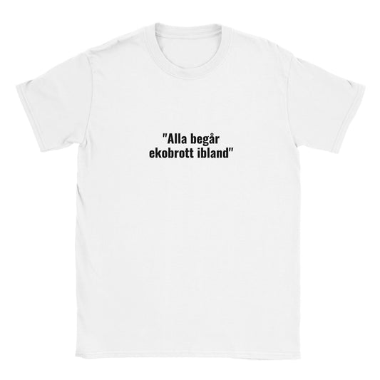 Rolig t-shirt med texten “Alla begår ekobrott ibland”, samhällssatir och humortryck, unisex herr/dam – Merchoteket
