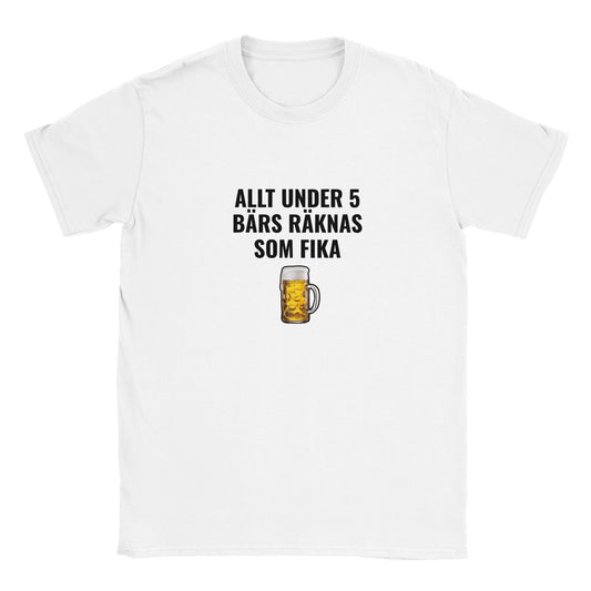 Rolig t-shirt med texten “Allt under 5 bärs räknas som fika”, skämtsamt alkoholcitat, unisex herr/dam – Merchoteket
