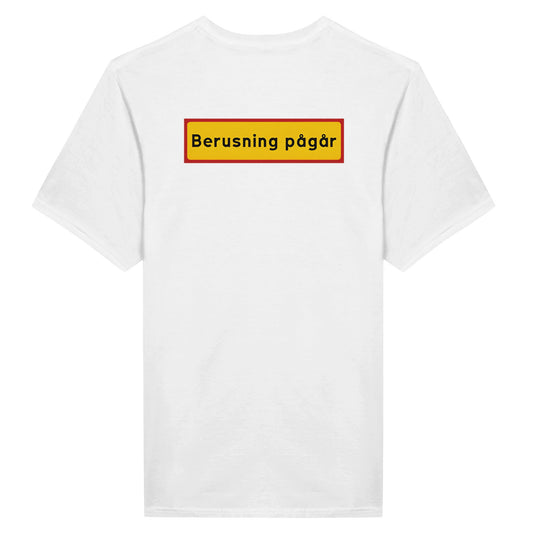 Rolig t-shirt med texten “Berusning pågår”, festhumor och roligt texttryck, unisex herr/dam – Merchoteket