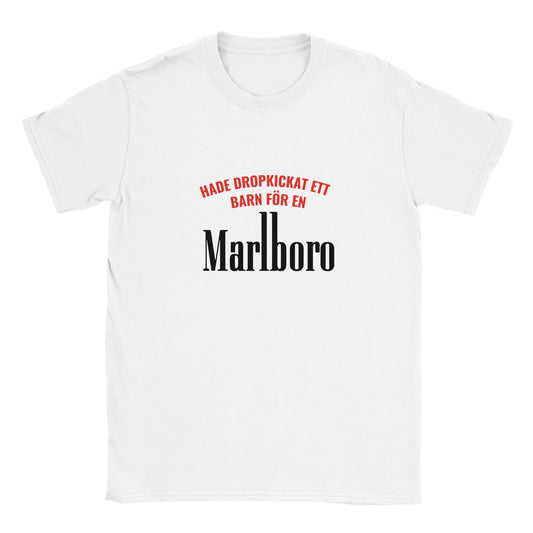 Rolig t-shirt med texten “Hade dropkickat ett barn för en Marlboro”, provocerande meme-humor, unisex herr/dam – Merchoteket