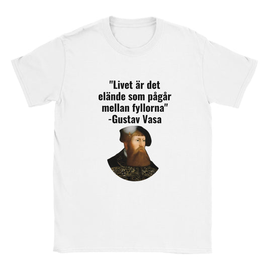 Rolig t-shirt med citatet “Livet är det elände som pågår mellan fyllorna” av Gustav Vasa, humortryck med svensk historia, unisex herr/dam – Merchoteket